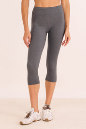 טייץ קצר (אורך שבין 3/4 ל-7/8) בגוון אפור מלאנג עם חגורה נמוכה.