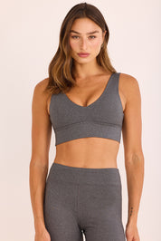 טופ ספורט עם כתפיות עבות, ללא פתח להכנסת ריפוד וגם ללא ריפוד, גומי עבה לתמיכה, בגוון אפור מלאנג.