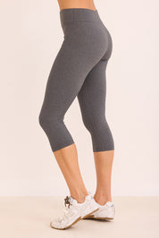 טייץ קצר (אורך שבין 3/4 ל-7/8) בגוון אפור מלאנג עם חגורה נמוכה