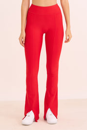 קולקציה בעיצובה של אדל בספלוב -טייץ פדלפון מתרחב עם שסע בסיומת בגוון אדום