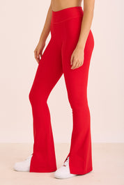 קולקציה בעיצובה של אדל בספלוב -טייץ פדלפון מתרחב עם שסע בסיומת בגוון אדום