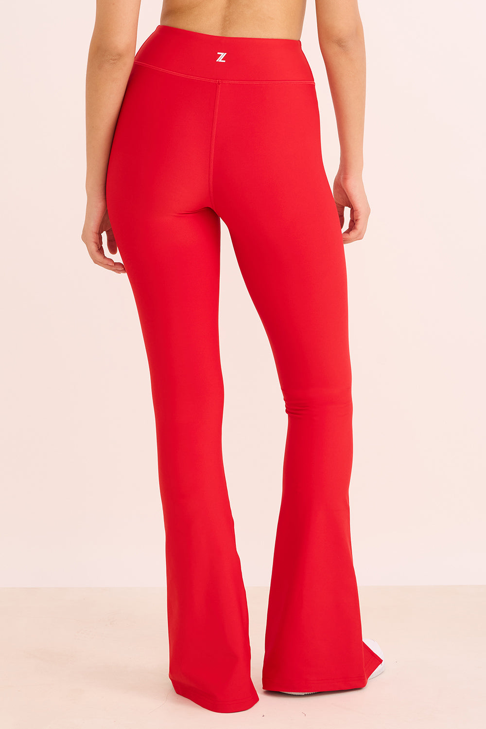 קולקציה בעיצובה של אדל בספלוב -טייץ פדלפון מתרחב עם שסע בסיומת בגוון אדום