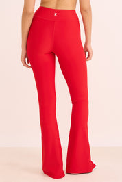 קולקציה בעיצובה של אדל בספלוב -טייץ פדלפון מתרחב עם שסע בסיומת בגוון אדום