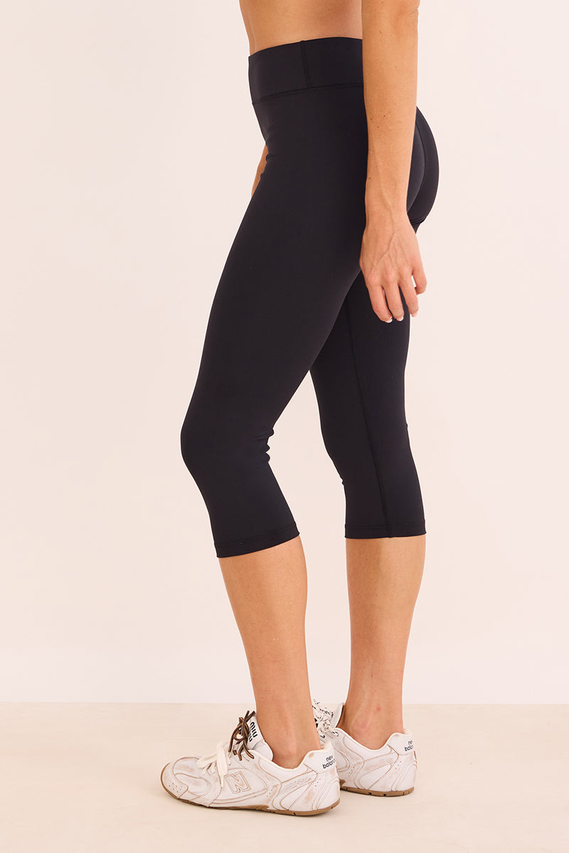 8) בגוון שחור עם חגורה נמוכה.