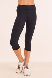 טייץ קצר (אורך שבין 3/4 ל-7/8) בגוון שחור עם חגורה נמוכה.