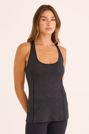 גופייה קלאסית עם כתפיות עבות, מבד דק ונעים, בגוון אפור כהה על גבול השחור - מלאנג.