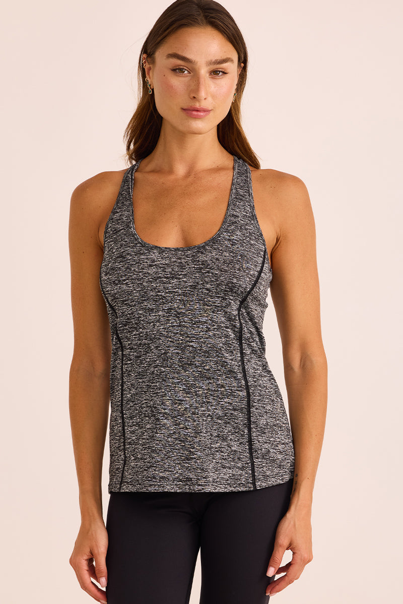 גופייה קלאסית עם כתפיות עבות, מבד דק ונעים, בגוון אפור מלאנג בהיר.