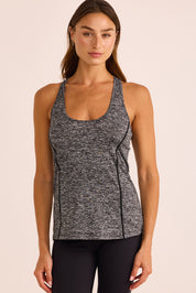 גופייה קלאסית עם כתפיות עבות, מבד דק ונעים, בגוון אפור מלאנג בהיר.