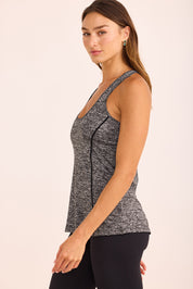 גופייה קלאסית עם כתפיות עבות, מבד דק ונעים, בגוון אפור מלאנג בהיר.