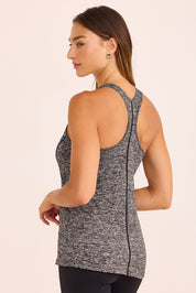 גופייה קלאסית עם כתפיות עבות, מבד דק ונעים, בגוון אפור מלאנג בהיר.