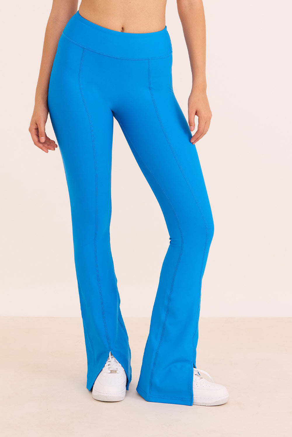 קולקציה בעיצובה של אדל בספלוב -טייץ פדלפון מתרחב עם שסע בסיומת בגוון כחול רויאל