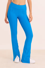 קולקציה בעיצובה של אדל בספלוב -טייץ פדלפון מתרחב עם שסע בסיומת בגוון כחול רויאל