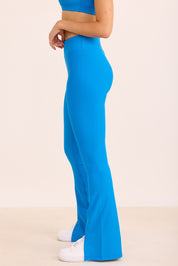 קולקציה בעיצובה של אדל בספלוב -טייץ פדלפון מתרחב עם שסע בסיומת בגוון כחול רויאל