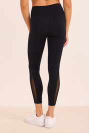 טייץ ארוך - לא מגיע עד סיומת הרגל (עד הקרסול) בגוון שחור בשילוב פסי רשת בצד.