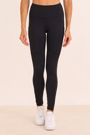 טייץ בגזרה גבוהה, ארוך, בשילוב כיסים מרשת המתאימים לפלאפון, שרוך פנימי, וגם רוכסן בסיומת הרגל בגוון שחור.