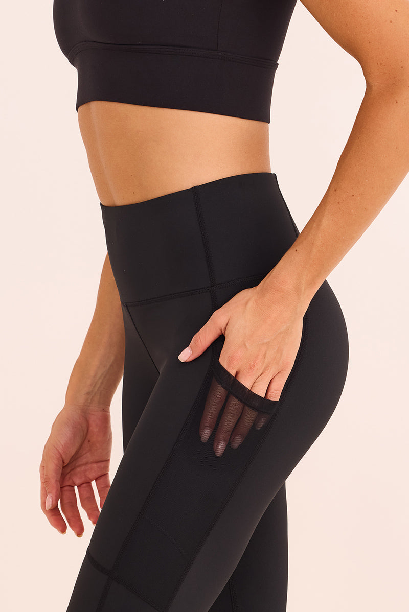 טייץ בגזרה גבוהה, ארוך, בשילוב כיסים מרשת המתאימים לפלאפון, שרוך פנימי, וגם רוכסן בסיומת הרגל בגוון שחור.