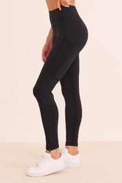 טייץ בגזרה גבוהה, ארוך, בשילוב כיסים מרשת המתאימים לפלאפון, שרוך פנימי, וגם רוכסן בסיומת הרגל בגוון שחור.