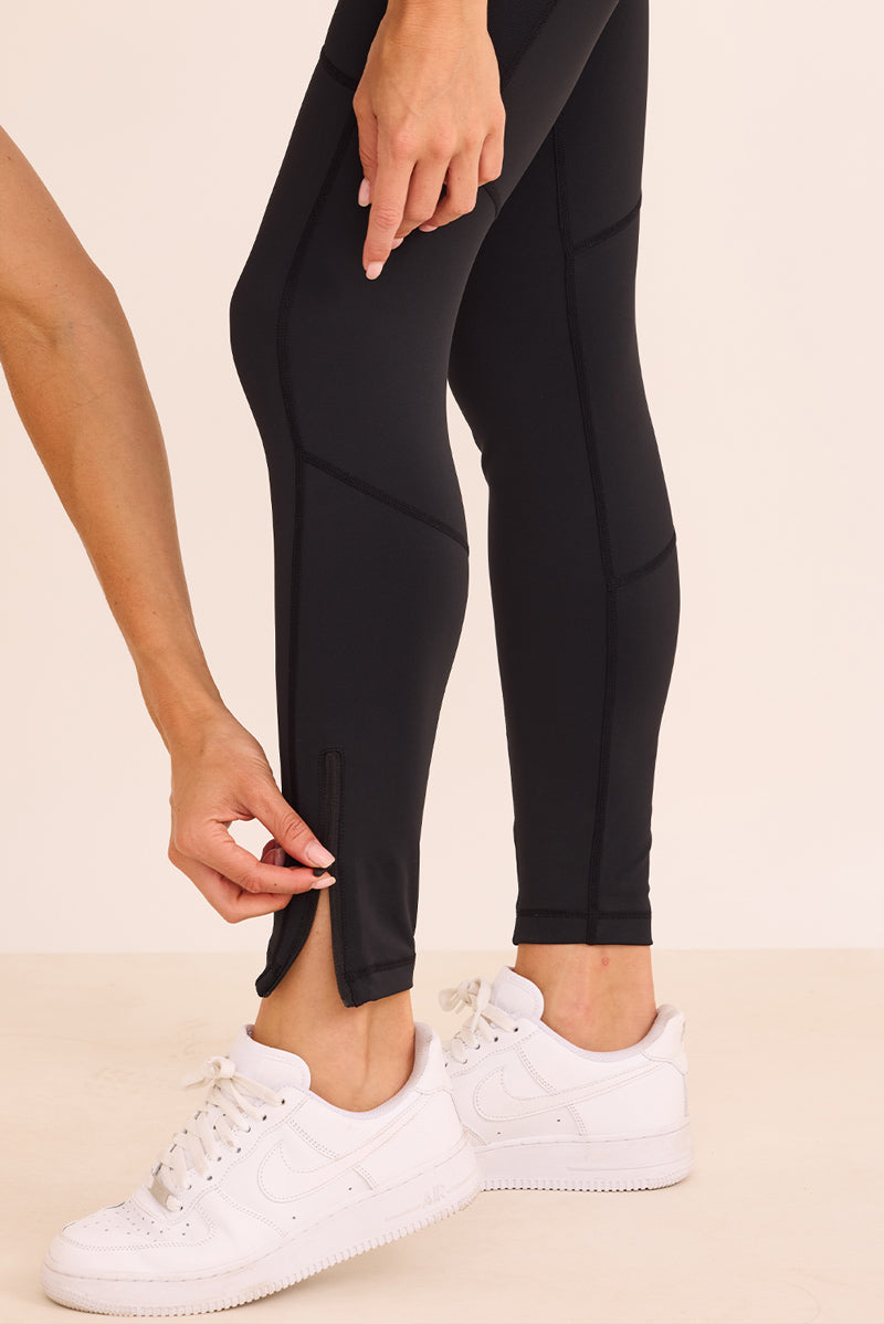 טייץ בגזרה גבוהה, ארוך, בשילוב כיסים מרשת המתאימים לפלאפון, שרוך פנימי, וגם רוכסן בסיומת הרגל בגוון שחור.