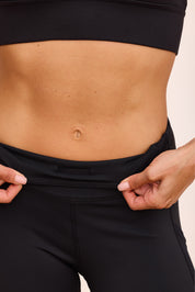 טייץ בגזרה גבוהה, ארוך, בשילוב כיסים מרשת המתאימים לפלאפון, שרוך פנימי, וגם רוכסן בסיומת הרגל בגוון שחור.