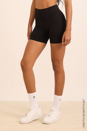 שורט מבד ללא תפר seamless בגוון שחור