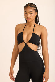 אוברול ארוך וחשוף הניתן לקשירה באמצעות חוטים, אינו מיועד לאימונים בעקבות הגזרה. 
בגוון שחור, בעיצובה של אדל בספלוב