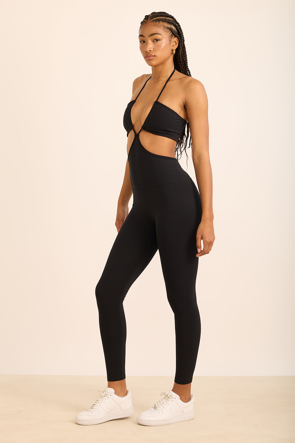 אוברול ארוך וחשוף הניתן לקשירה באמצעות חוטים, אינו מיועד לאימונים בעקבות הגזרה. 
בגוון שחור, בעיצובה של אדל בספלוב