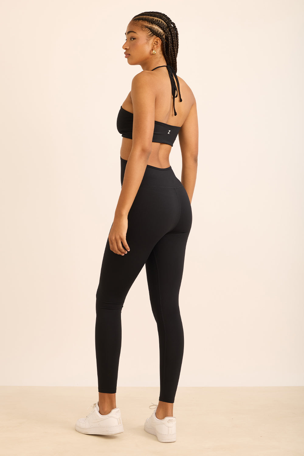 אוברול ארוך וחשוף הניתן לקשירה באמצעות חוטים, אינו מיועד לאימונים בעקבות הגזרה. 
בגוון שחור, בעיצובה של אדל בספלוב