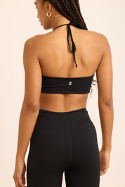 אוברול ארוך וחשוף הניתן לקשירה באמצעות חוטים, אינו מיועד לאימונים בעקבות הגזרה. 
בגוון שחור, בעיצובה של אדל בספלוב