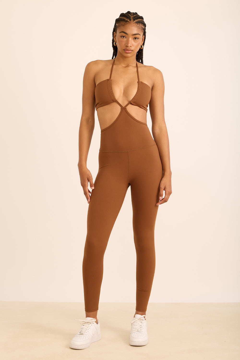 אוברול ארוך וחשוף הניתן לקשירה באמצעות חוטים, אינו מיועד לאימונים בעקבות הגזרה. 
בגוון חום, בעיצובה של אדל בספלוב