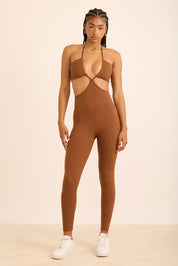 אוברול ארוך וחשוף הניתן לקשירה באמצעות חוטים, אינו מיועד לאימונים בעקבות הגזרה. 
בגוון חום, בעיצובה של אדל בספלוב