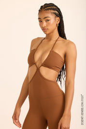 אוברול ארוך וחשוף הניתן לקשירה באמצעות חוטים, אינו מיועד לאימונים בעקבות הגזרה. 
בגוון חום, בעיצובה של אדל בספלוב