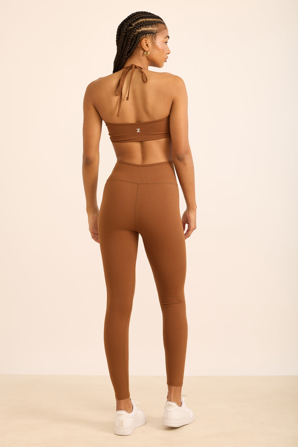 אוברול ארוך וחשוף הניתן לקשירה באמצעות חוטים, אינו מיועד לאימונים בעקבות הגזרה. 
בגוון חום, בעיצובה של אדל בספלוב