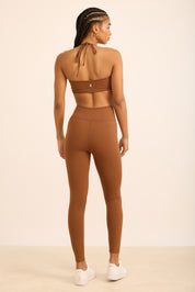 אוברול ארוך וחשוף הניתן לקשירה באמצעות חוטים, אינו מיועד לאימונים בעקבות הגזרה. 
בגוון חום, בעיצובה של אדל בספלוב