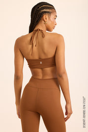 אוברול ארוך וחשוף הניתן לקשירה באמצעות חוטים, אינו מיועד לאימונים בעקבות הגזרה. 
בגוון חום, בעיצובה של אדל בספלוב