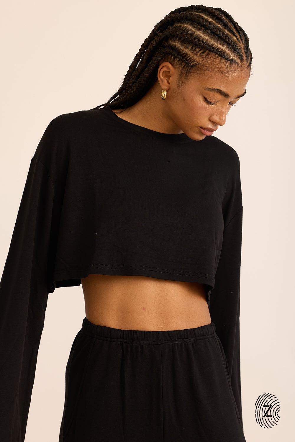 חולצת קרופ, שרוולים מתרחבים ארוכים, צווארון עגול, בגוון שחור