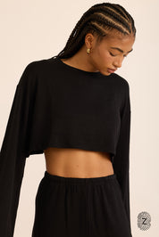 חולצת קרופ, שרוולים מתרחבים ארוכים, צווארון עגול, בגוון שחור