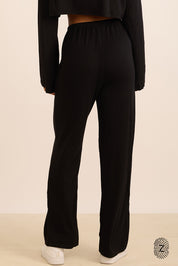 מכנס מתרחב, בשילוב גומי בחגורה ושרוך פנימי, כיסים צדדים, בגוון שחור