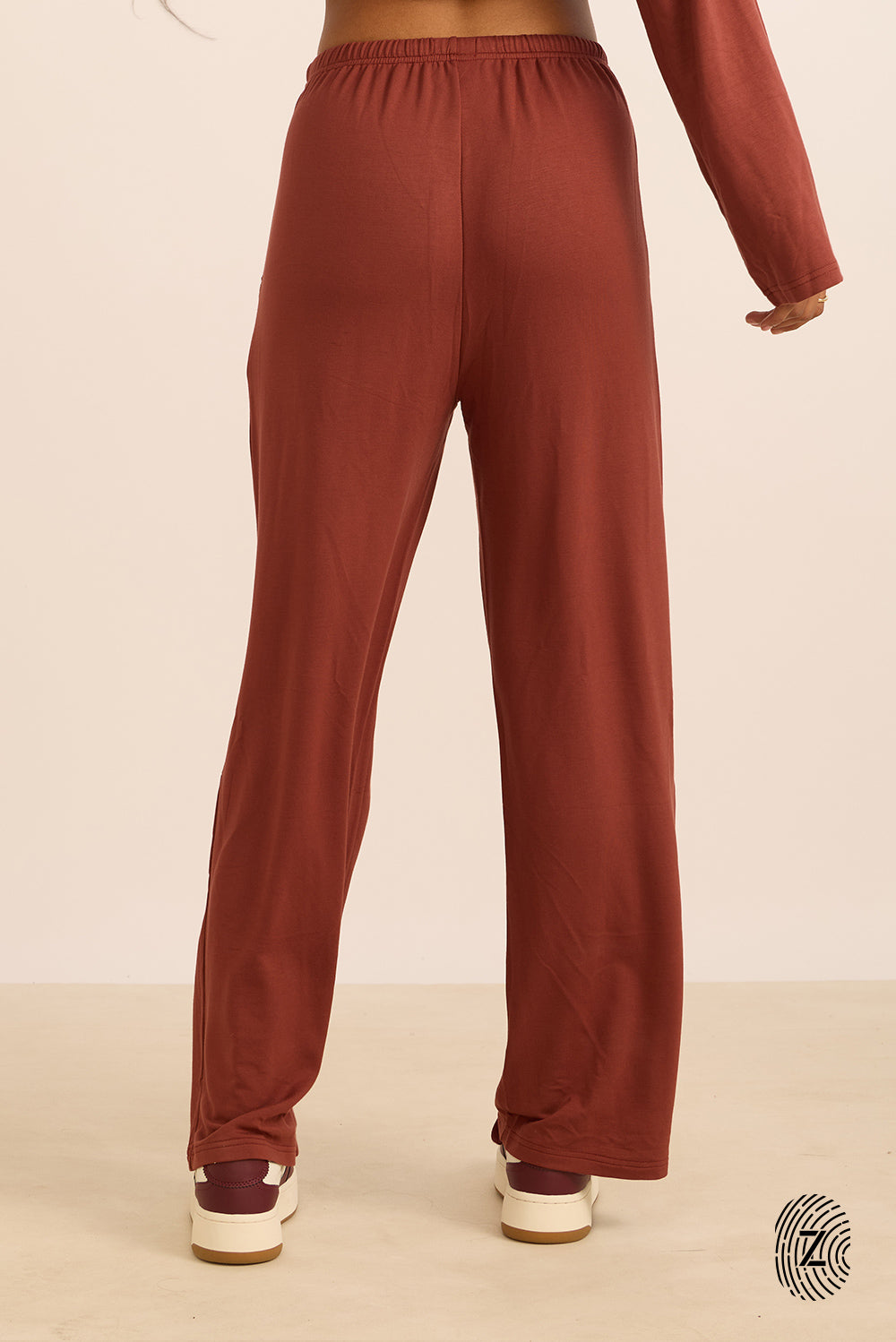 מכנס מתרחב, בשילוב גומי בחגורה ושרוך פנימי, כיסים צדדים, בגוון אדמה