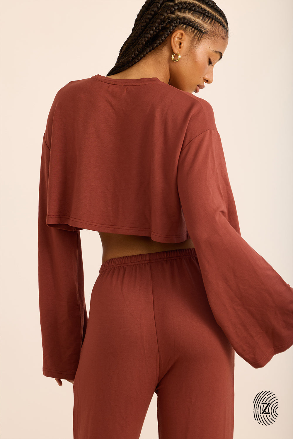 חולצת קרופ, שרוולים מתרחבים ארוכים, צווארון עגול, בגוון אדמה