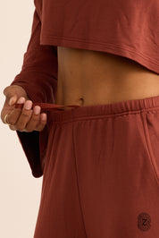 מכנס מתרחב, בשילוב גומי בחגורה ושרוך פנימי, כיסים צדדים, בגוון אדמה