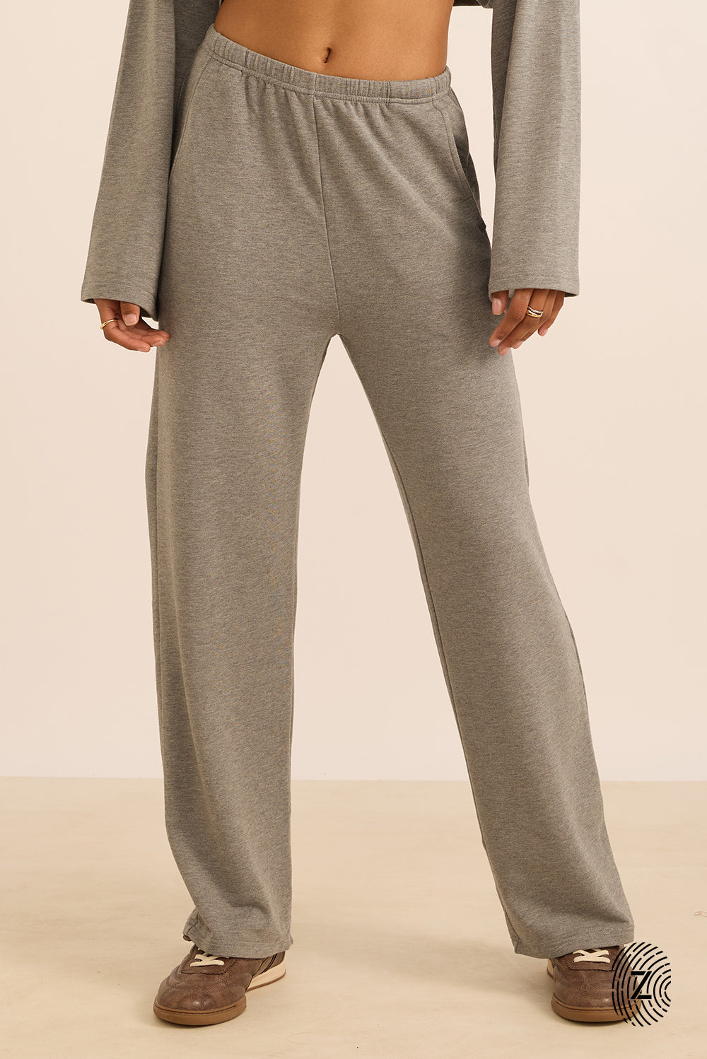 מכנס מתרחב, בשילוב גומי בחגורה ושרוך פנימי, כיסים צדדים, בגוון אפור מלאנג