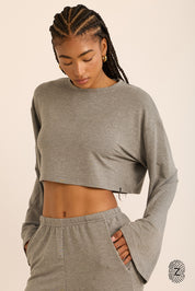 חולצת קרופ, שרוולים מתרחבים ארוכים, צווארון עגול, בגוון אפור מלאנג