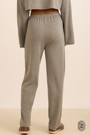 מכנס מתרחב, בשילוב גומי בחגורה ושרוך פנימי, כיסים צדדים, בגוון אפור מלאנג