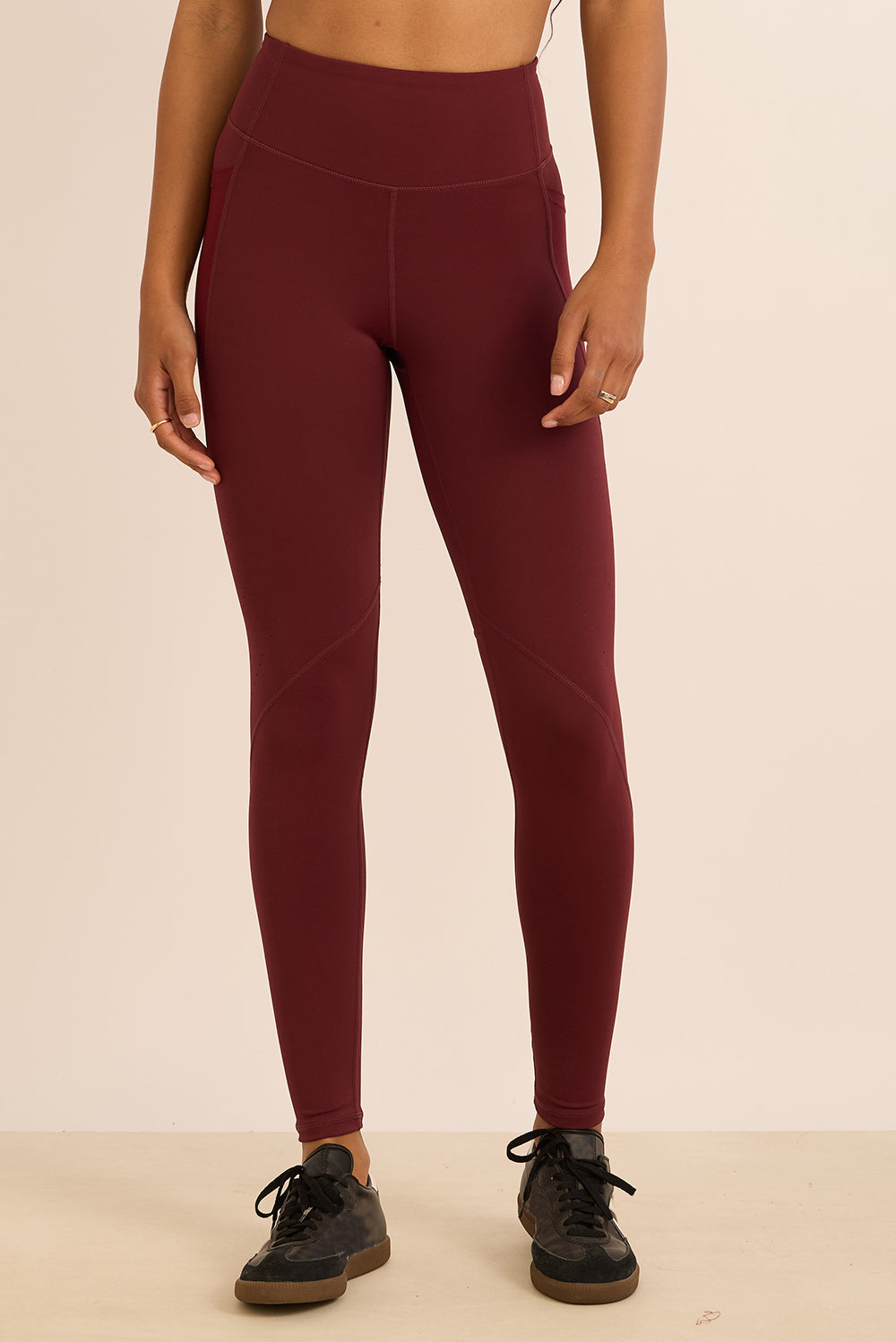 טייץ סקיני ארוך בשילוב חיתוכי לייזר, כיסים צדדים (מרשת) ושרוך פנימי בגוון בורדו