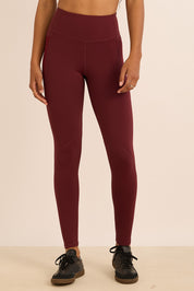 טייץ סקיני ארוך בשילוב חיתוכי לייזר, כיסים צדדים (מרשת) ושרוך פנימי בגוון בורדו