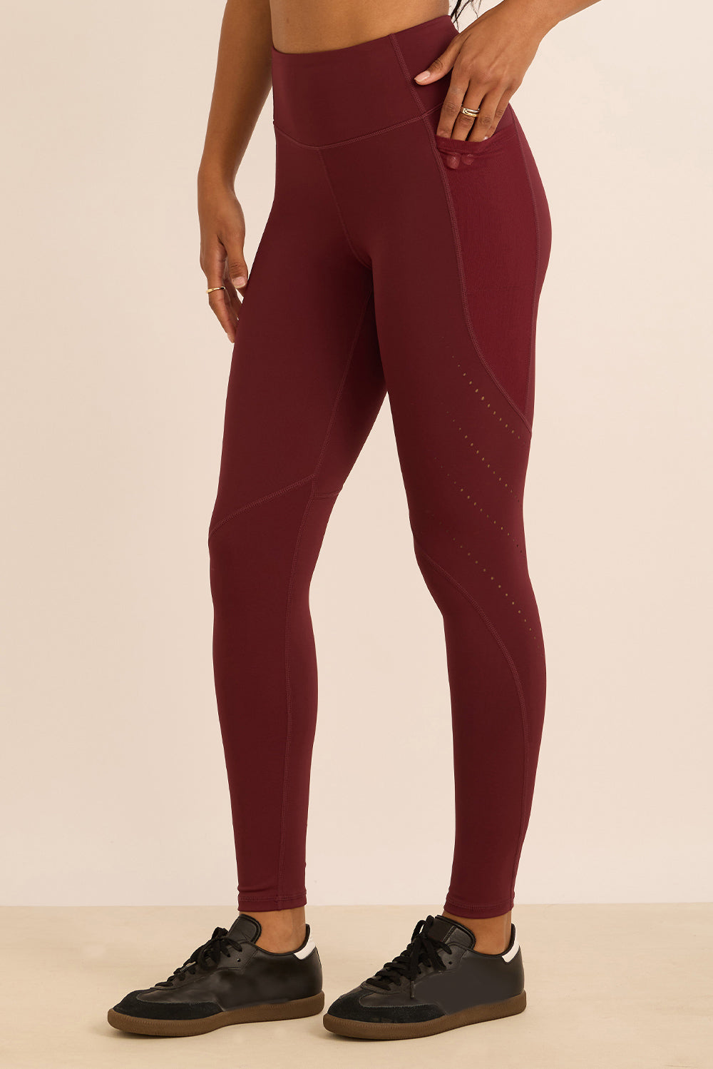 טייץ סקיני ארוך בשילוב חיתוכי לייזר, כיסים צדדים (מרשת) ושרוך פנימי בגוון בורדו