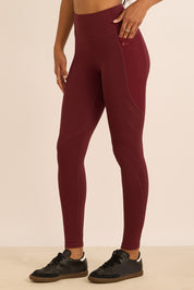 טייץ סקיני ארוך בשילוב חיתוכי לייזר, כיסים צדדים (מרשת) ושרוך פנימי בגוון בורדו