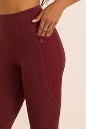 טייץ סקיני ארוך בשילוב חיתוכי לייזר, כיסים צדדים (מרשת) ושרוך פנימי בגוון בורדו