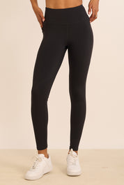 טייץ סקיני ארוך בשילוב חיתוכי לייזר, כיסים צדדים (מרשת) ושרוך פנימי בגוון שחור