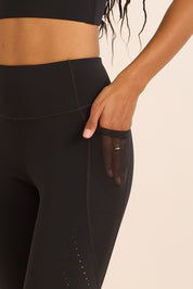 טייץ סקיני ארוך בשילוב חיתוכי לייזר, כיסים צדדים (מרשת) ושרוך פנימי בגוון שחור